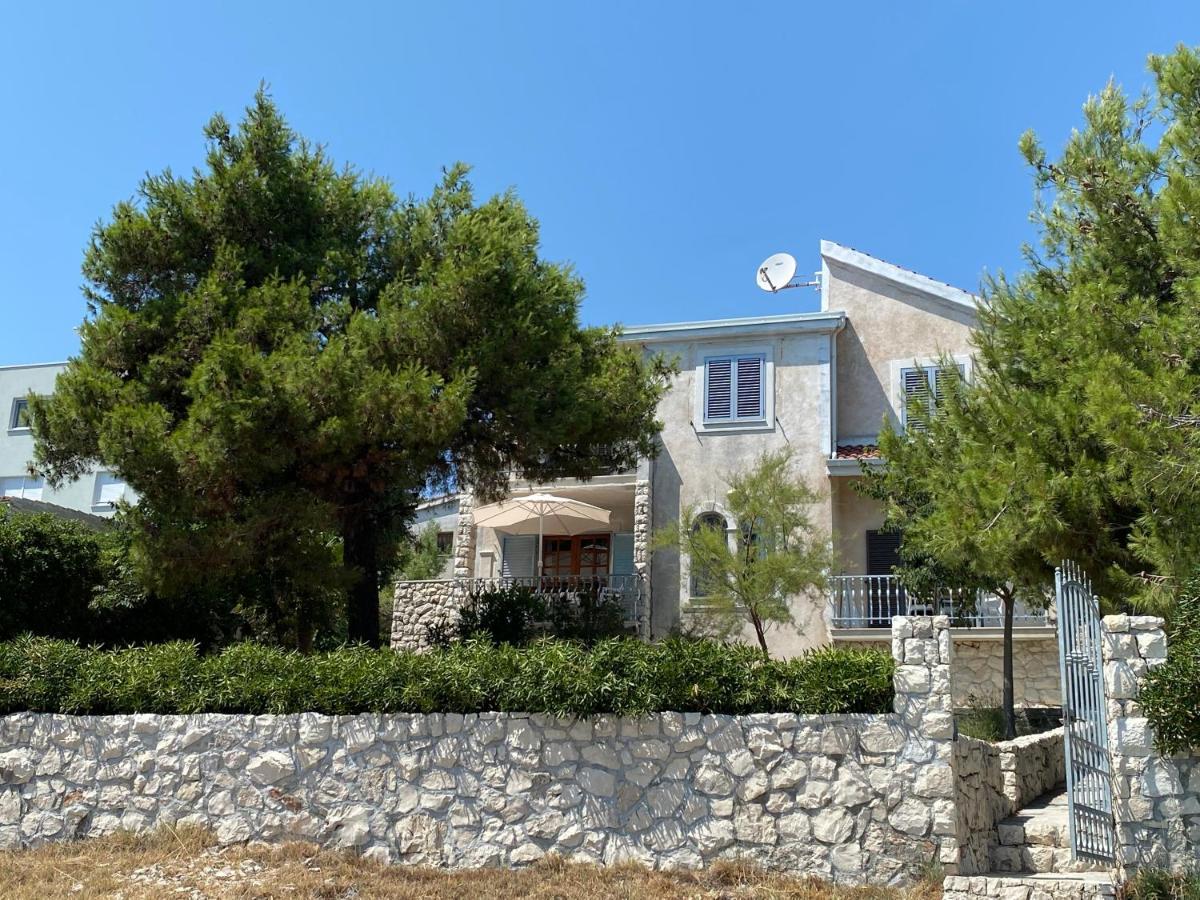 V Apartament *